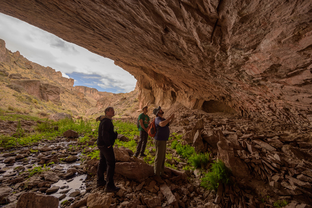 El marco natural de la zona, sus cañadones, el vadeo del río pinturas, el paisaje y el arte rupestre intacto y muy alejado de la civilización hacen que el viaje en el tiempo sea inevitable.