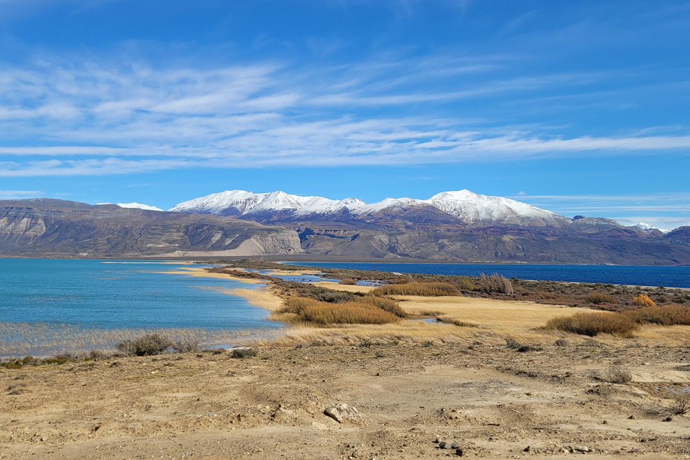 Proponemos pasar desde la Estepa Patagónica hasta el Bosque de Montaña. Es un recorrido 100 % paisajístico en la Ruta Escénica más hermosa y sorprendente de la Provincia de Santa Cruz, con postales de la Cordillera de Los Andes, del Cerro san Lorenzo y de la Meseta del Lago Buenos Aires.