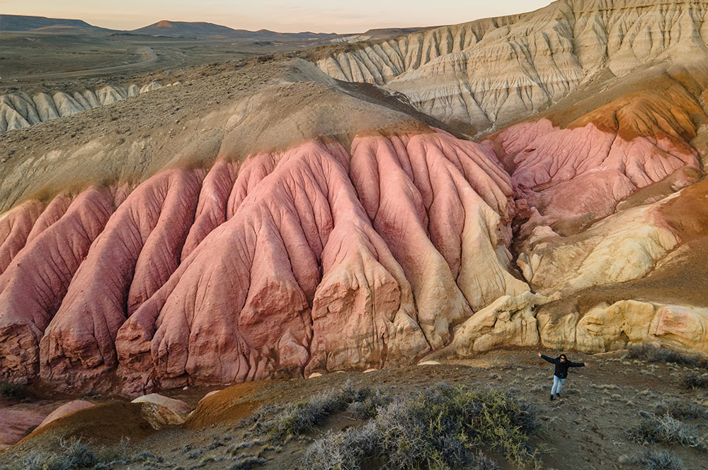 En esta excursión al Parque Patagonia proponemos un recorrido por todo su camino interno visitando las Tierras de Colores, el paisaje estepario que predomina junto a gran cantidad de fauna autóctona y el Cañadon del Río Pinturas. Recientemente se inauguró un Planetario y observatorio que visitaremos en el camino. Recorrido ideal para realizar por la tarde.